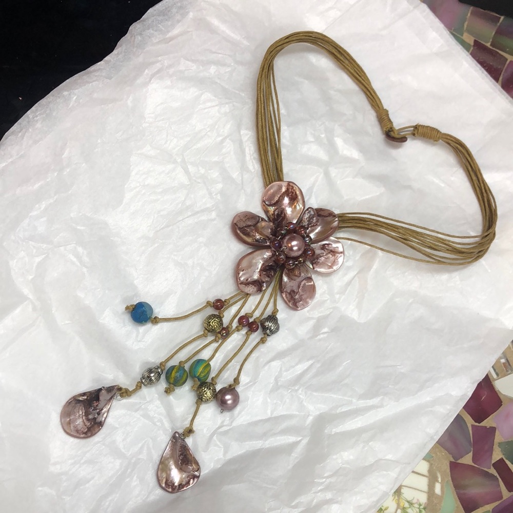 Shell Flower Necklace - Picture 3 of 16